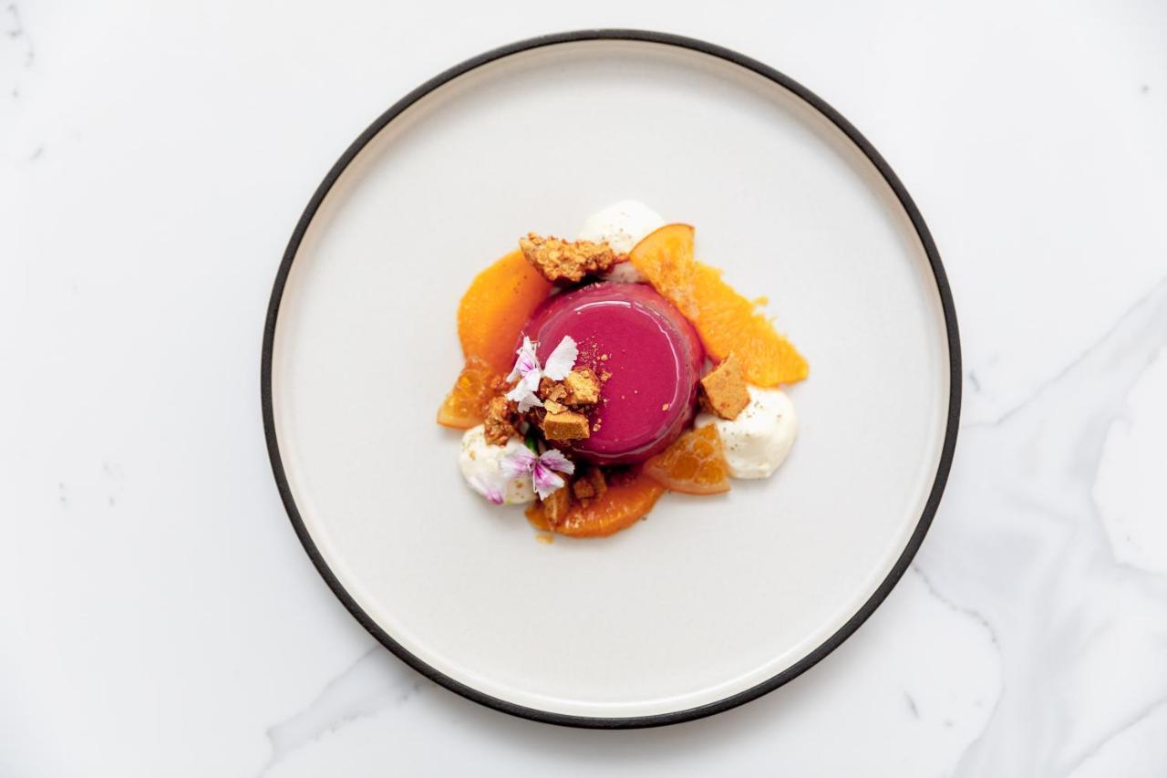 아모라 브리즈번 호텔 외부 사진 A dessert at the restaurant