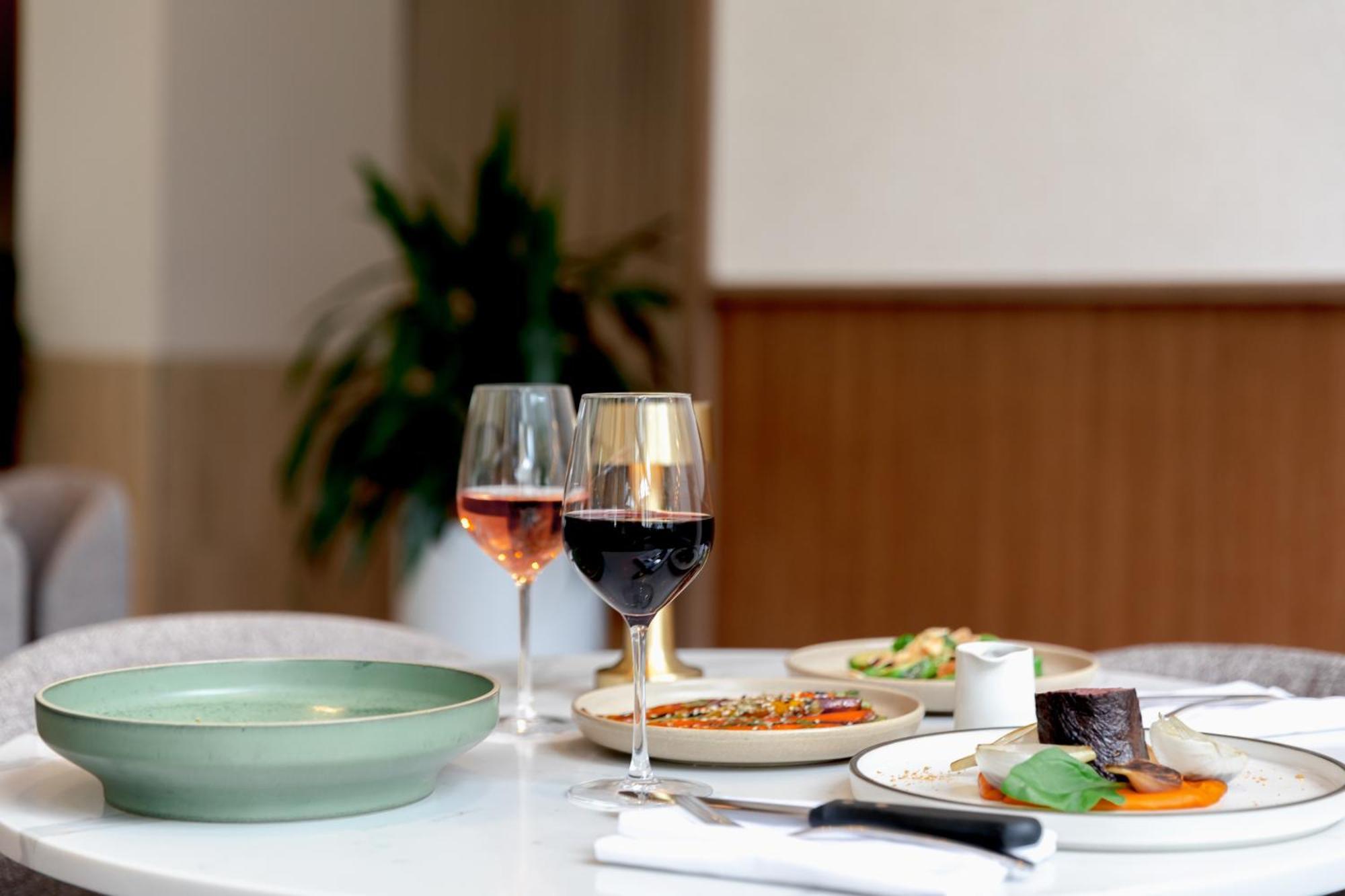 아모라 브리즈번 호텔 외부 사진 Dishes at the restaurant