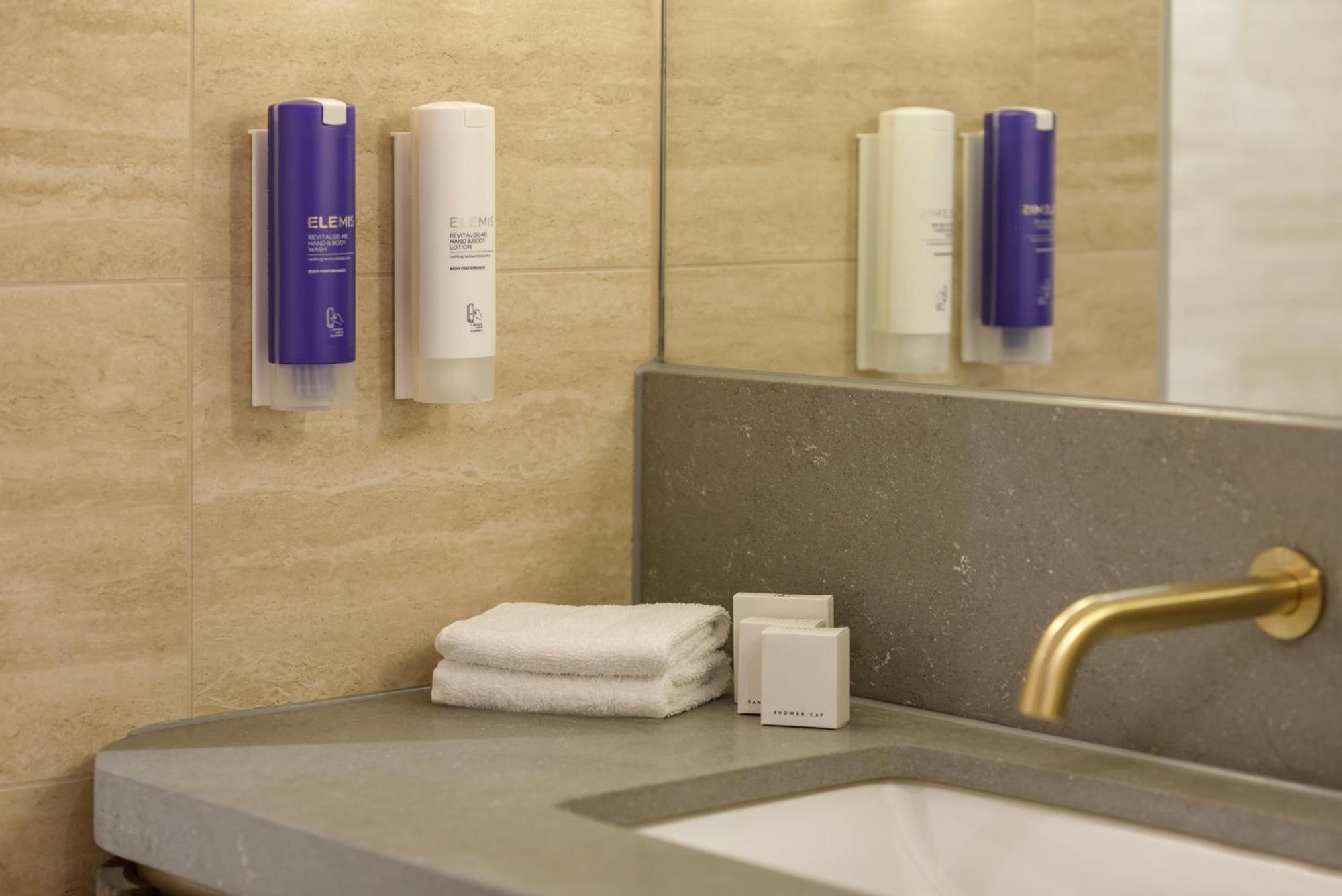 아모라 브리즈번 호텔 외부 사진 A bathroom with the L:A Bruket products
