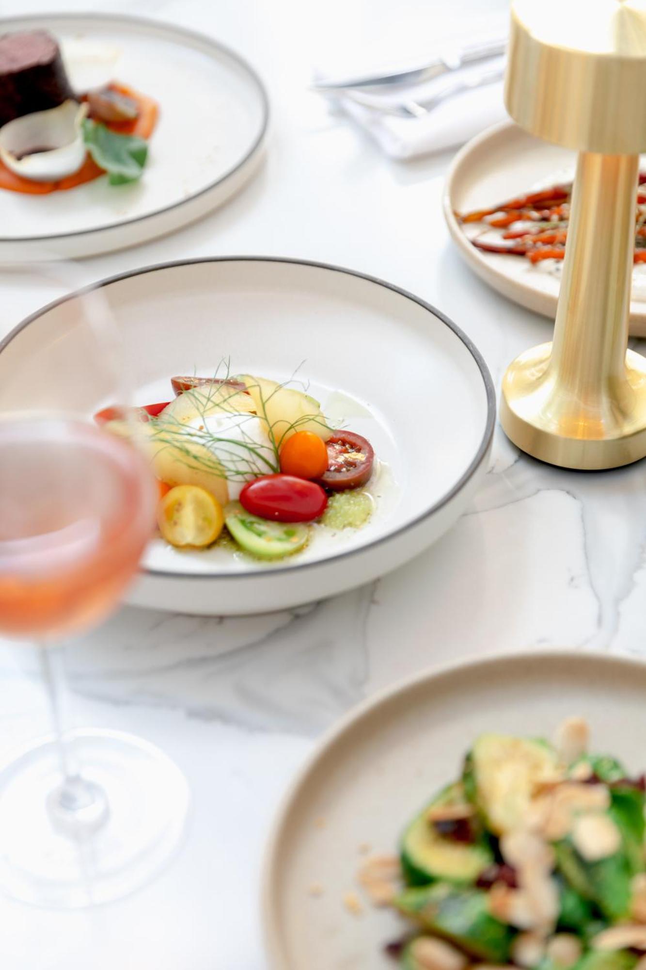 아모라 브리즈번 호텔 외부 사진 A salad at the restaurant