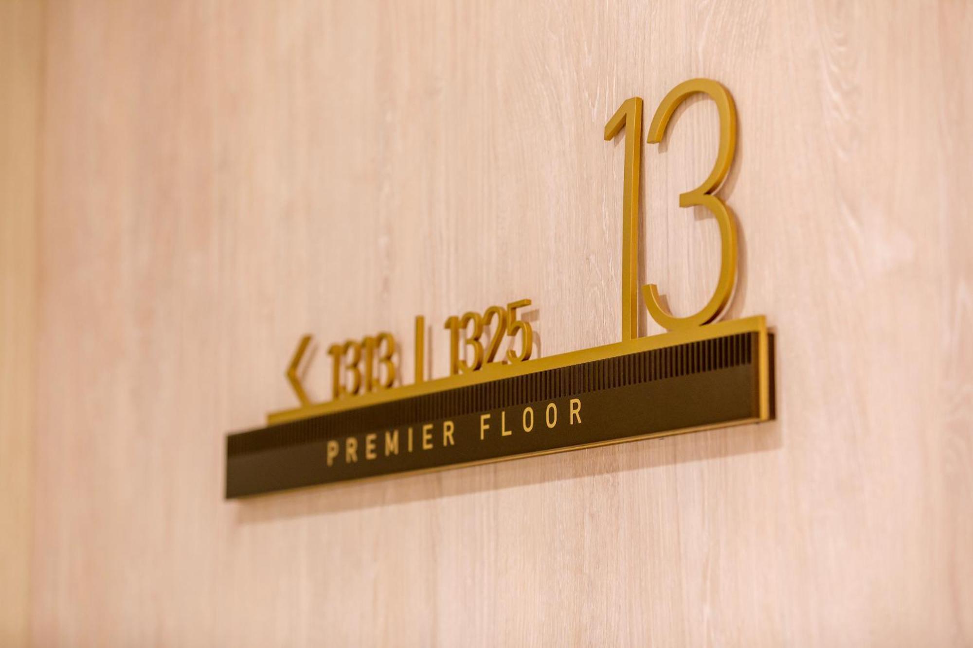 아모라 브리즈번 호텔 외부 사진 Floor sign of the 13th floor of the hotel