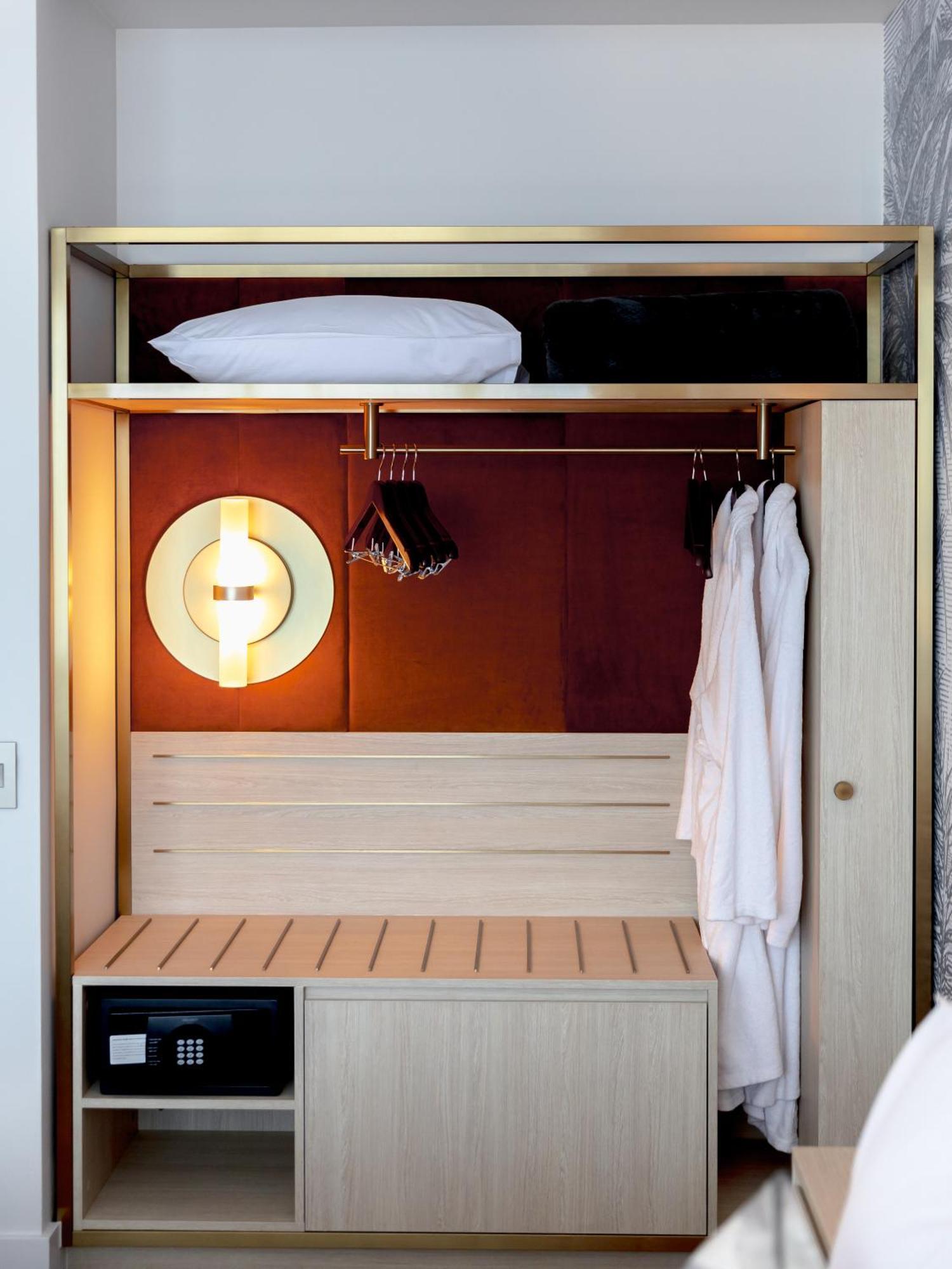 아모라 브리즈번 호텔 외부 사진 A wall-mounted clothes rack