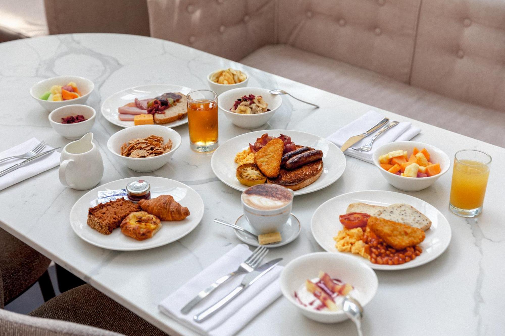 아모라 브리즈번 호텔 외부 사진 A breakfast buffet at a hotel
