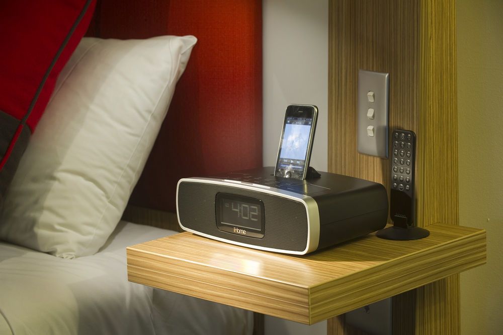 아모라 브리즈번 호텔 외부 사진 A DAB radio with a docking station for a mobile phone